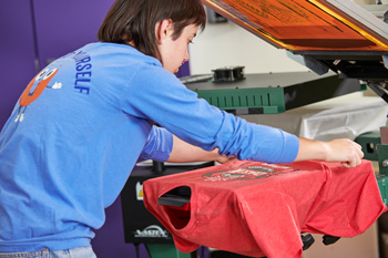 Sofina removes a tee printed in six colors from a V-2000 HD platen.