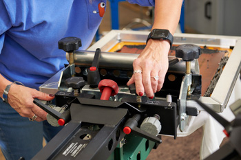 Print heads allow independent leveling, off-contact adjustment and micro-registration free of backlash.