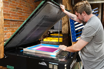 An unexposed screen is positioned on the E-2000 LED exposure unit.