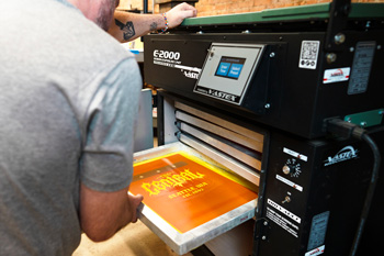 The exposed screen cures in the drying cabinet on angled side rails for edge contact only, and accommodates screens up to 25 in. x 36 in. (63 x 91 cm).