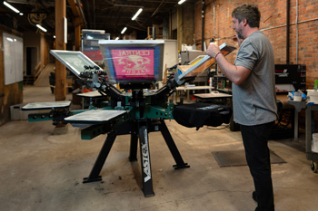 The V2000HD six-station, six-head press can print multiple jobs simultaneously or individual jobs in up to six colors.