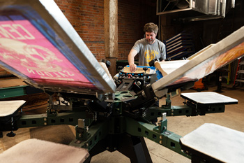All print heads can be rotated in unison, as can the pallets, enabling Michael to print multiple jobs—or individual jobs in up to six colors—from one standing position.