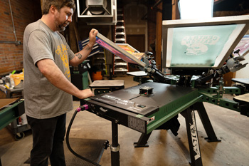 The RedFlash unit flashes ink in approximately seven seconds between colors. Its width spans the entire print for uniform flashing without cold spots.